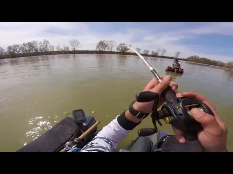 Siluro Pesca de siluro, picada en directo rio ebro. In float tube