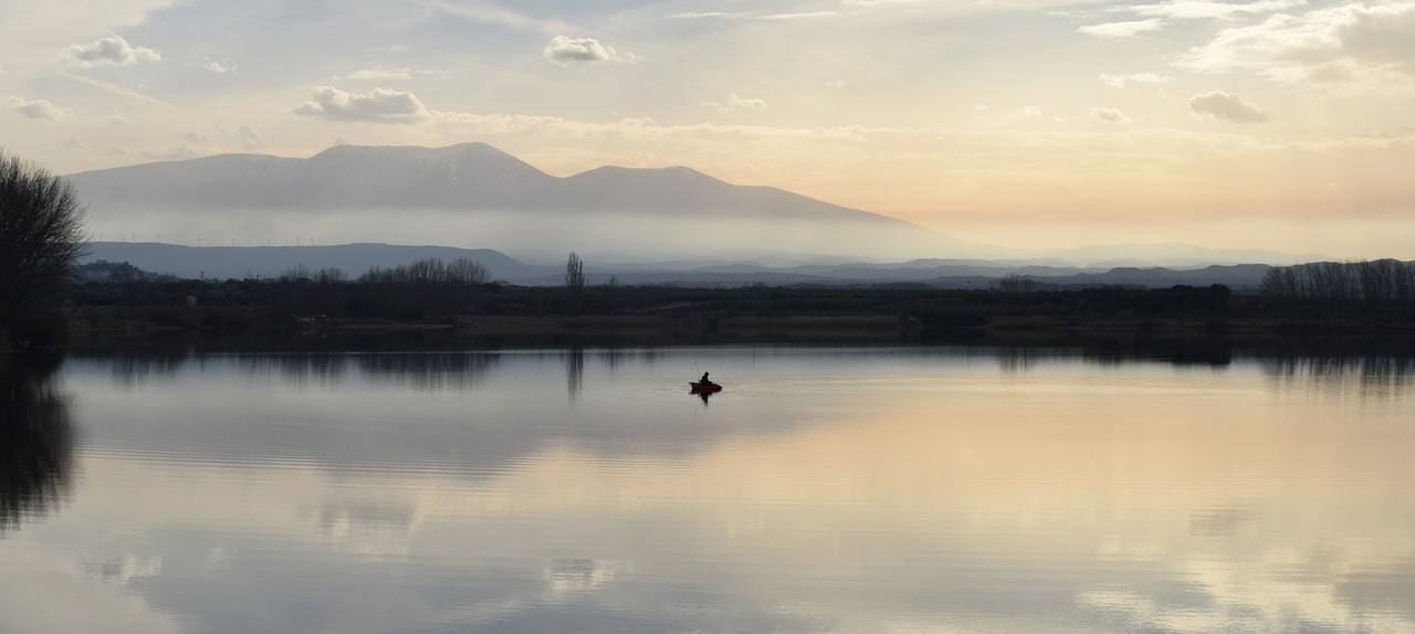 Laguna de Lor, un coto privado para la pesca deportiva en España